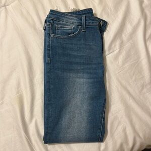 Super cute butt lifting stretchy jeans.